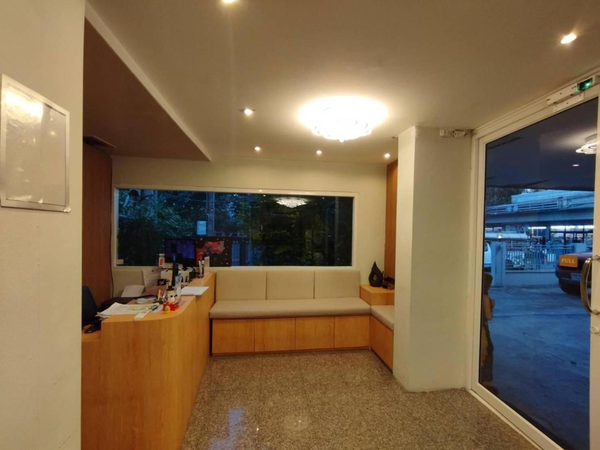 Oyo 75446 Travis Inthamara 49 Hotel Bangkok Exterior photo